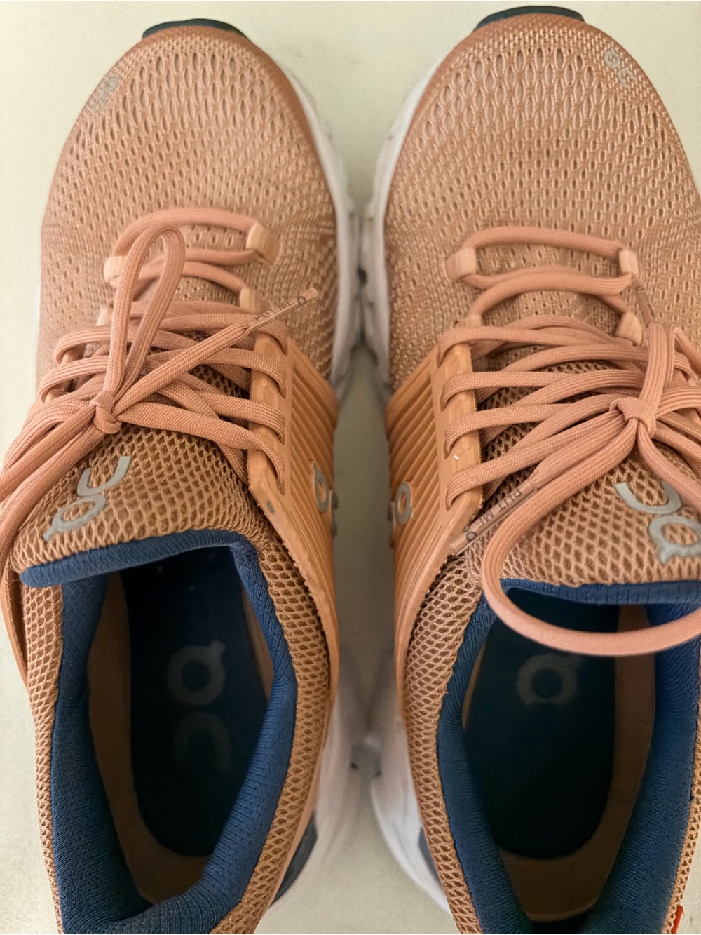 On Cloud Running Shoes OG Blush with Navy Lining - Picture 3 of 6